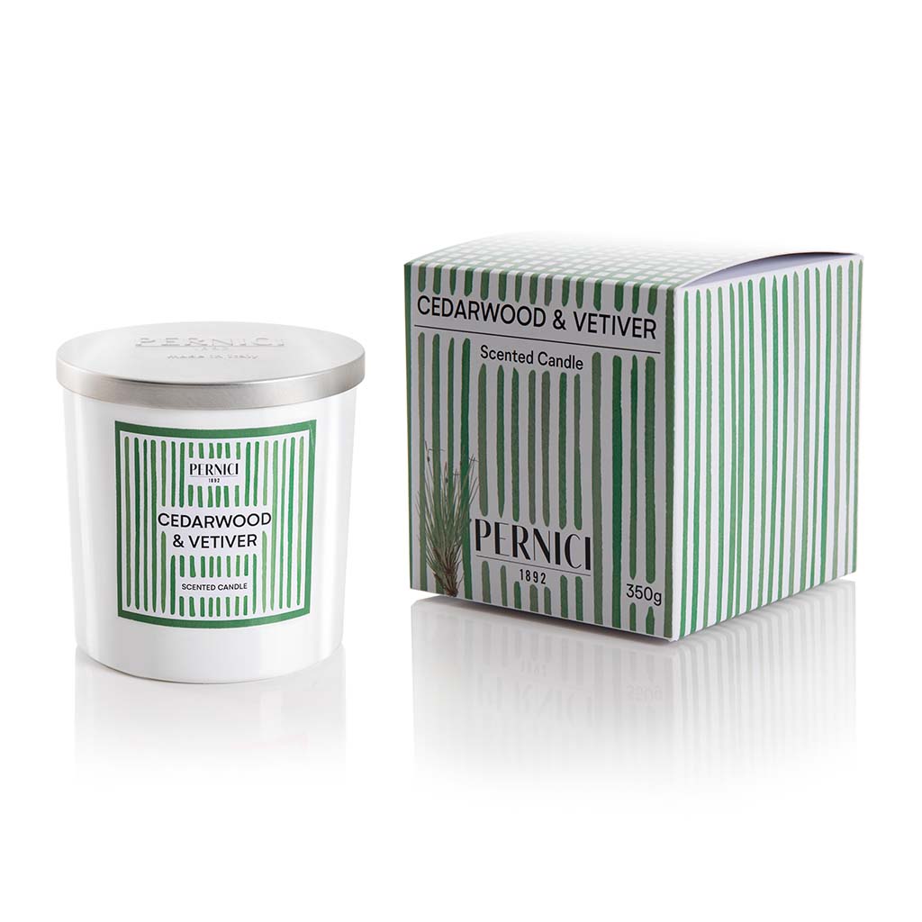 Candela profumata Summer 70g profumazione cedarwood & vetiver di Pernici con scatola in still life.