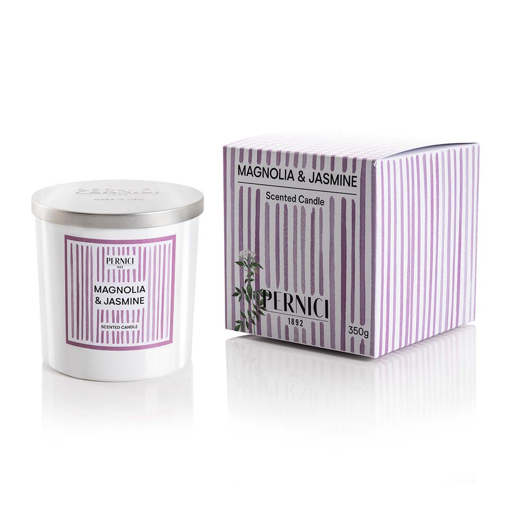 Candela profumata Summer 350g profumazione magnolia & jasmine di Pernici con scatola in still life.