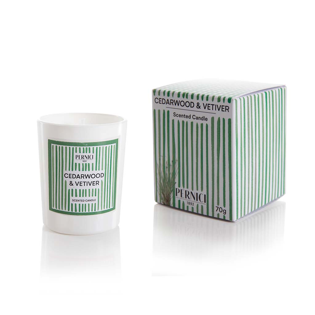 Candela profumata Summer 70g profumazione cedarwood & vetiver di Pernici con scatola in still life.