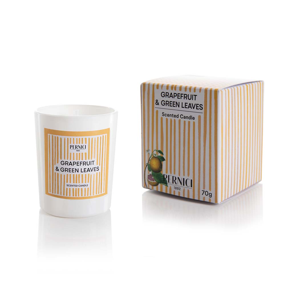 Candela profumata Summer 70g profumazione grapefruit & green leaves di Pernici con scatola in still life.
