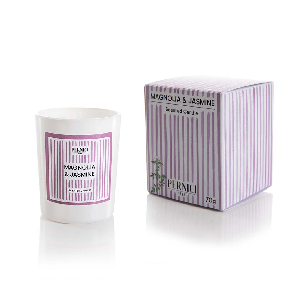 Candela profumata Summer 70g profumazione magnolia & jasmine di Pernici con scatola in still life.