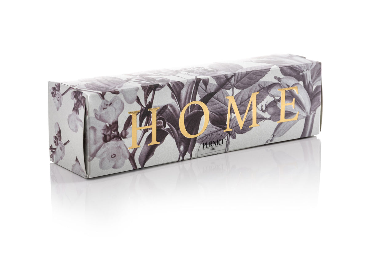 Candela profumata Capsule versione Home di Pernici in still life con scatola chiusa.