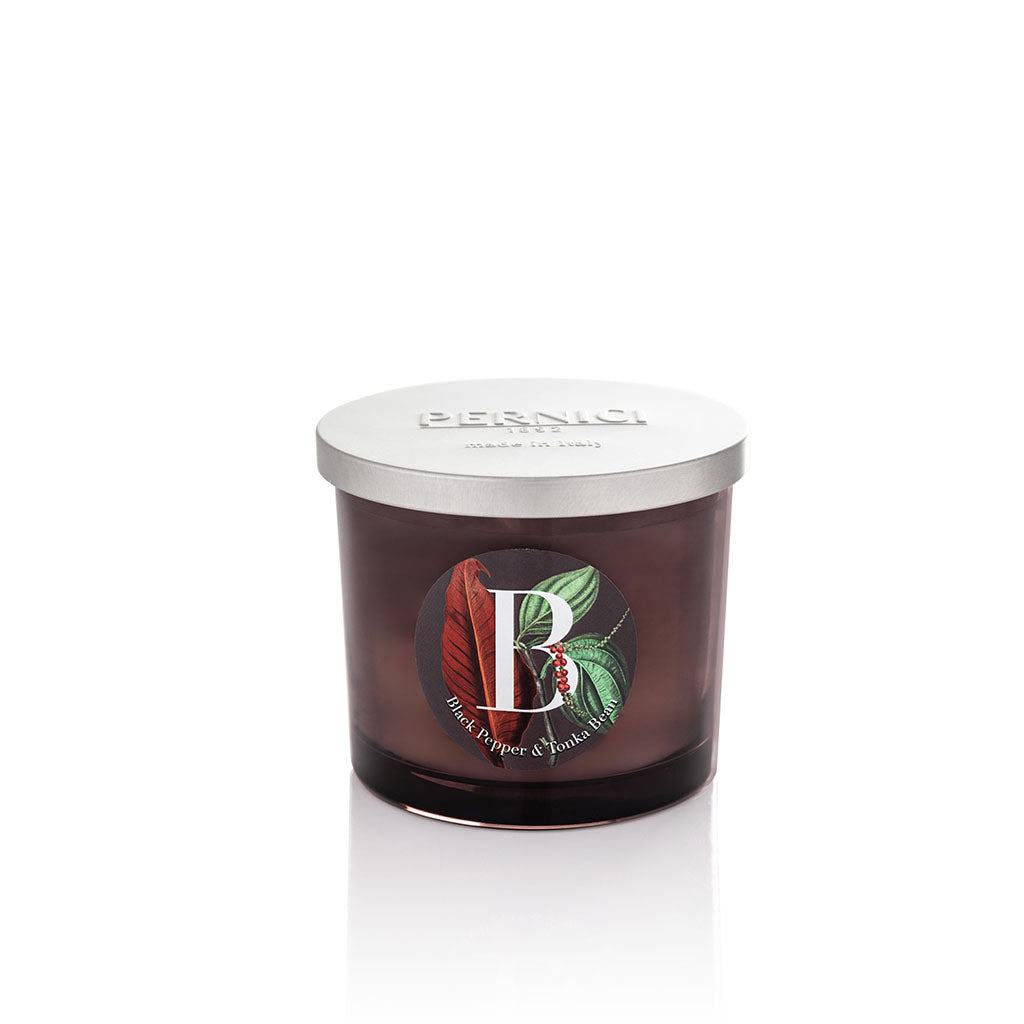 Candela profumata Elementi 200gr profumazione Black Pepper & Tonka Bean di Pernici in still life.