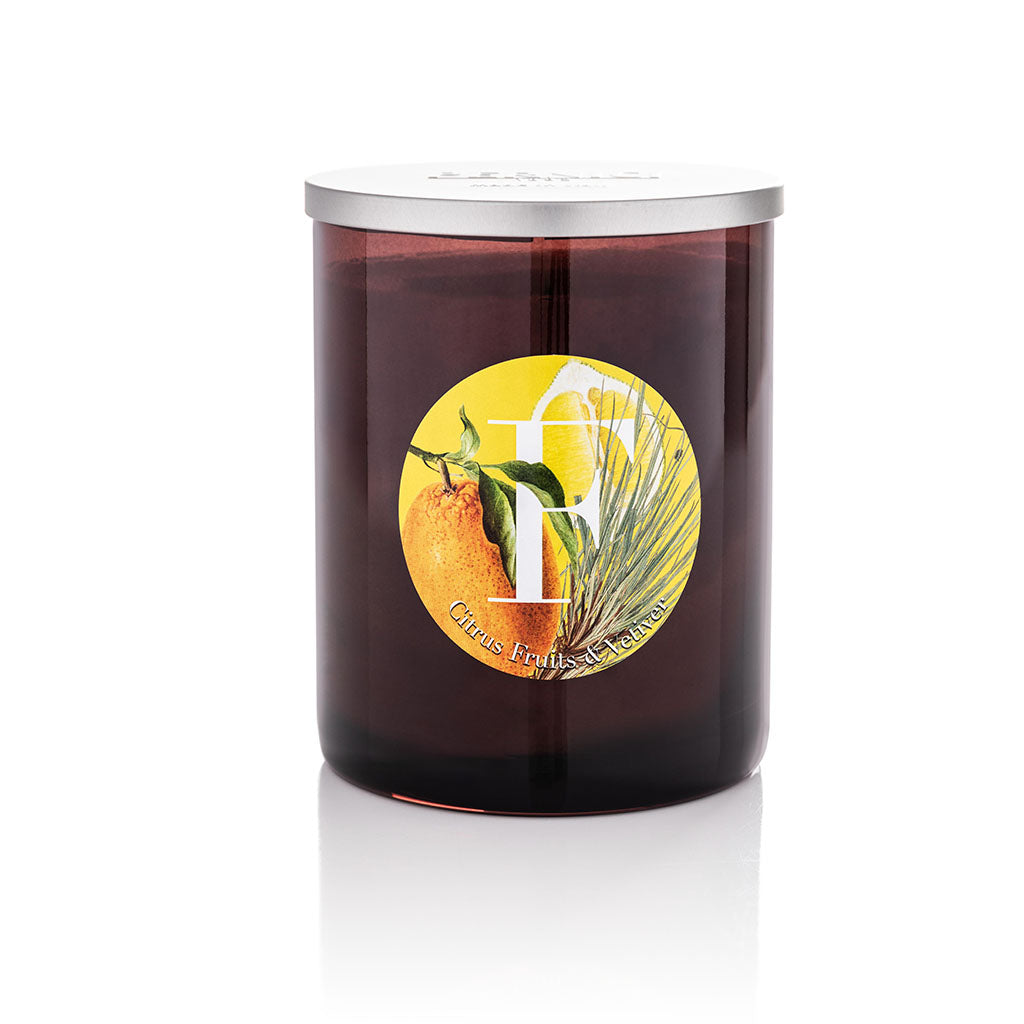 Candela profumata Elementi 900gr profumazione Citrus Fruit & Vetiver di Pernici in still life.