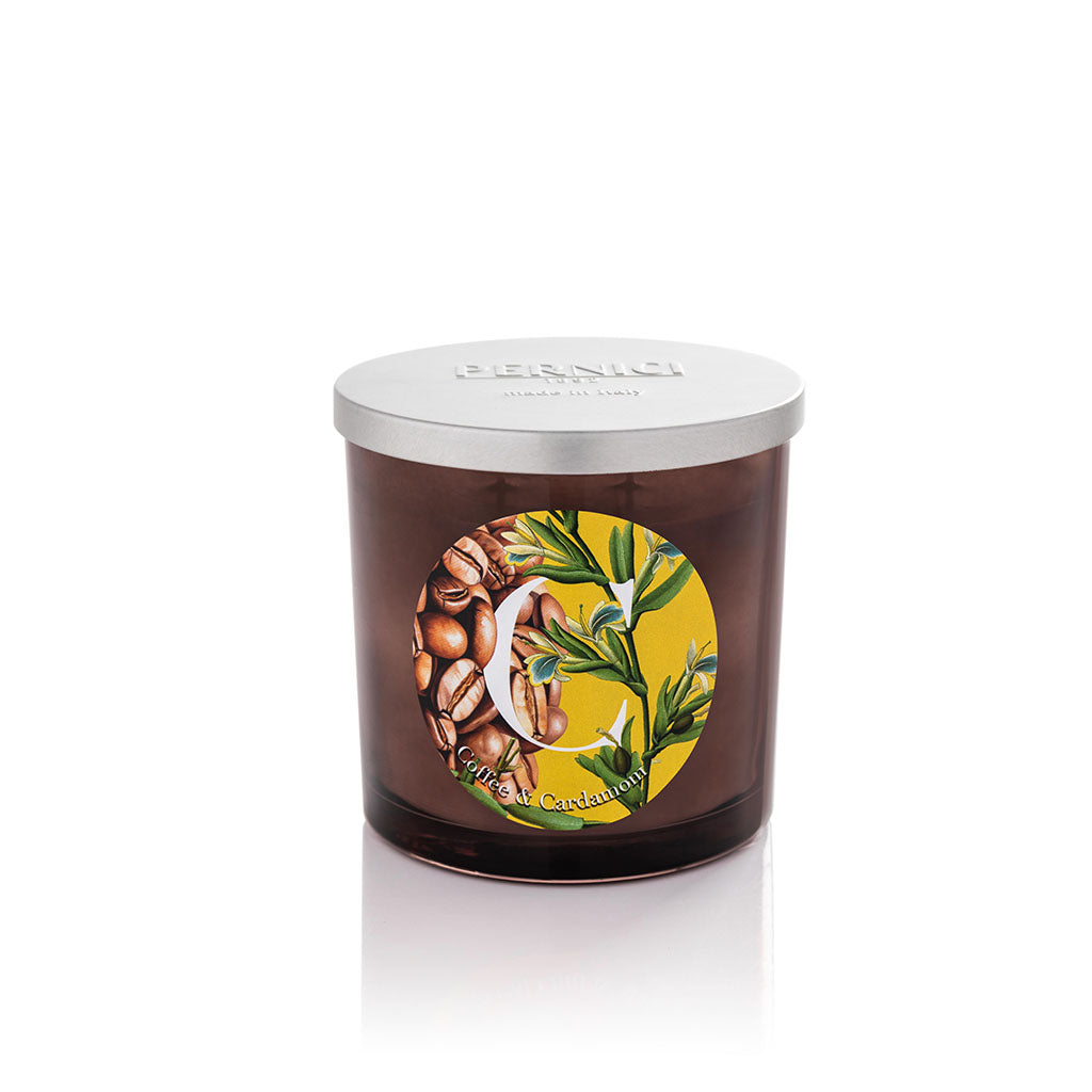Candela profumata Elementi 350gr profumazione Coffee & Cardamom di Pernici in still life.