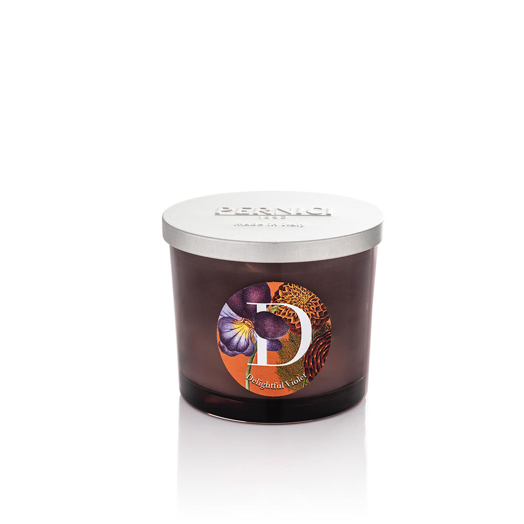 Candela profumata Elementi 200gr profumazione Delightful Violet di Pernici in still life.