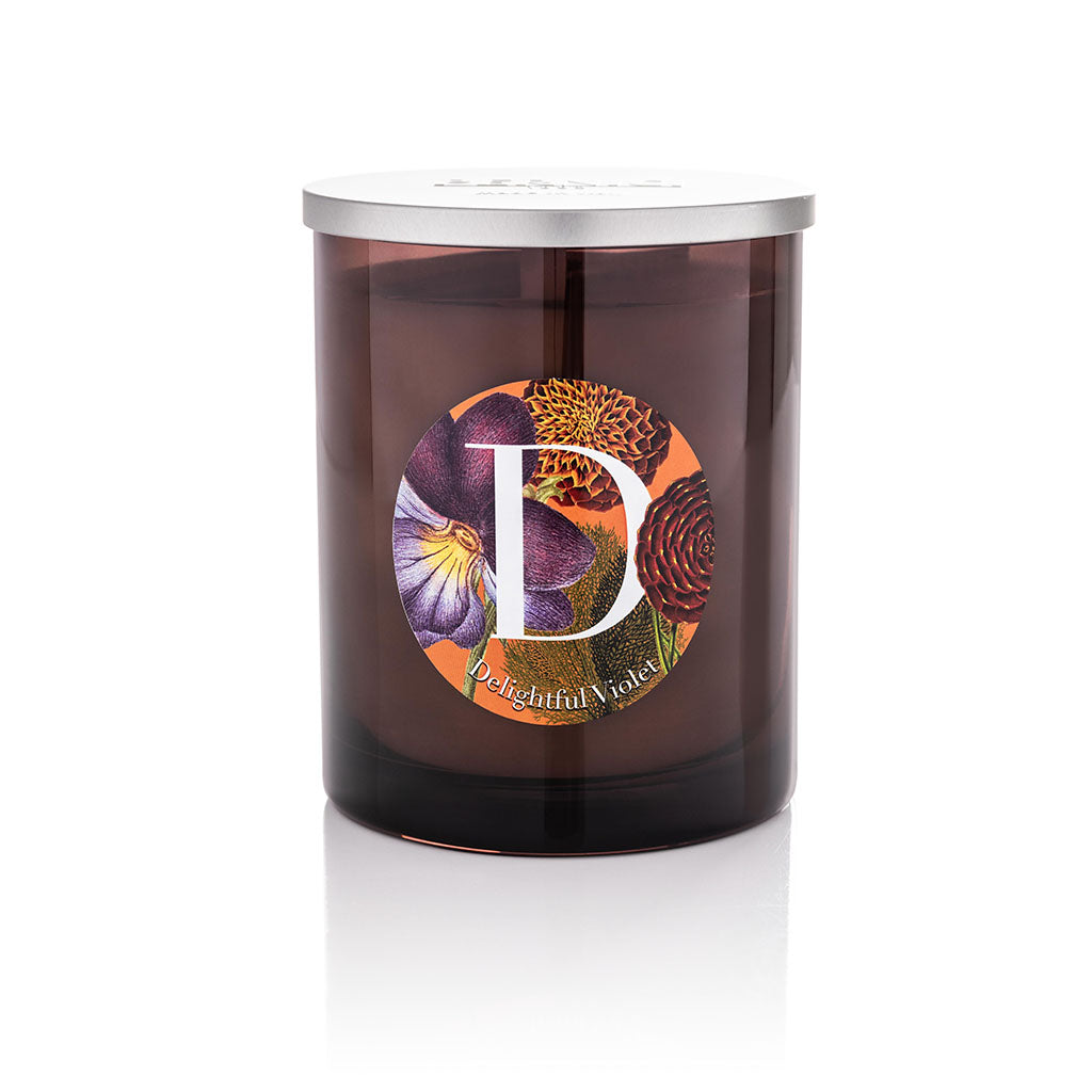 Candela profumata Elementi 900gr profumazione Delightful Violet di Pernici in still life.