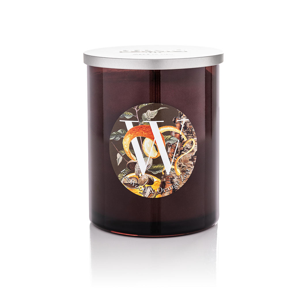 Candela profumata Elementi 900gr profumazione Fire Wood & Orange Zest di Pernici in still life.