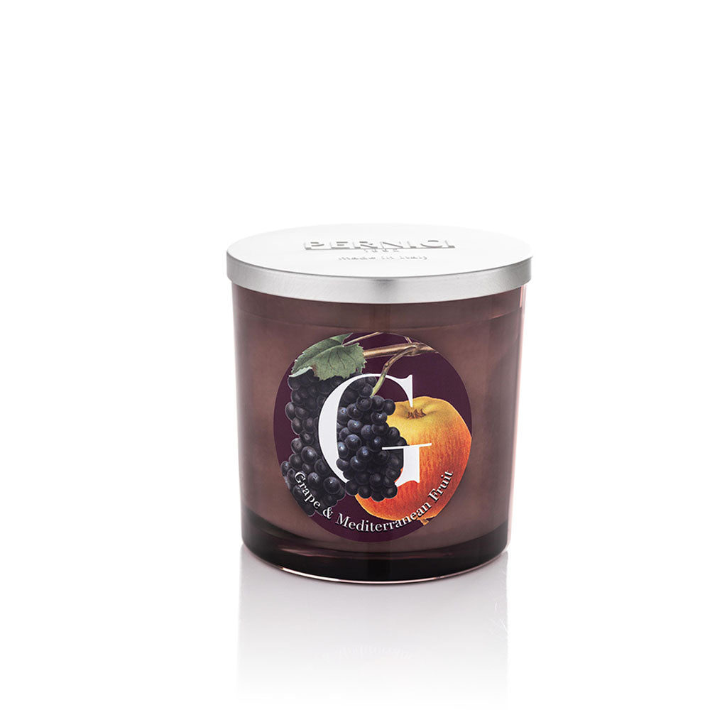 Candela profumata Elementi 350gr profumazione Grape & Mediterranean Fruit di Pernici in still life.