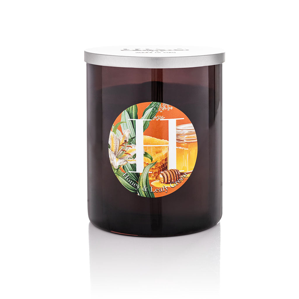 Candela profumata Elementi 900gr profumazione Honey & Leafy Green di Pernici in still life.
