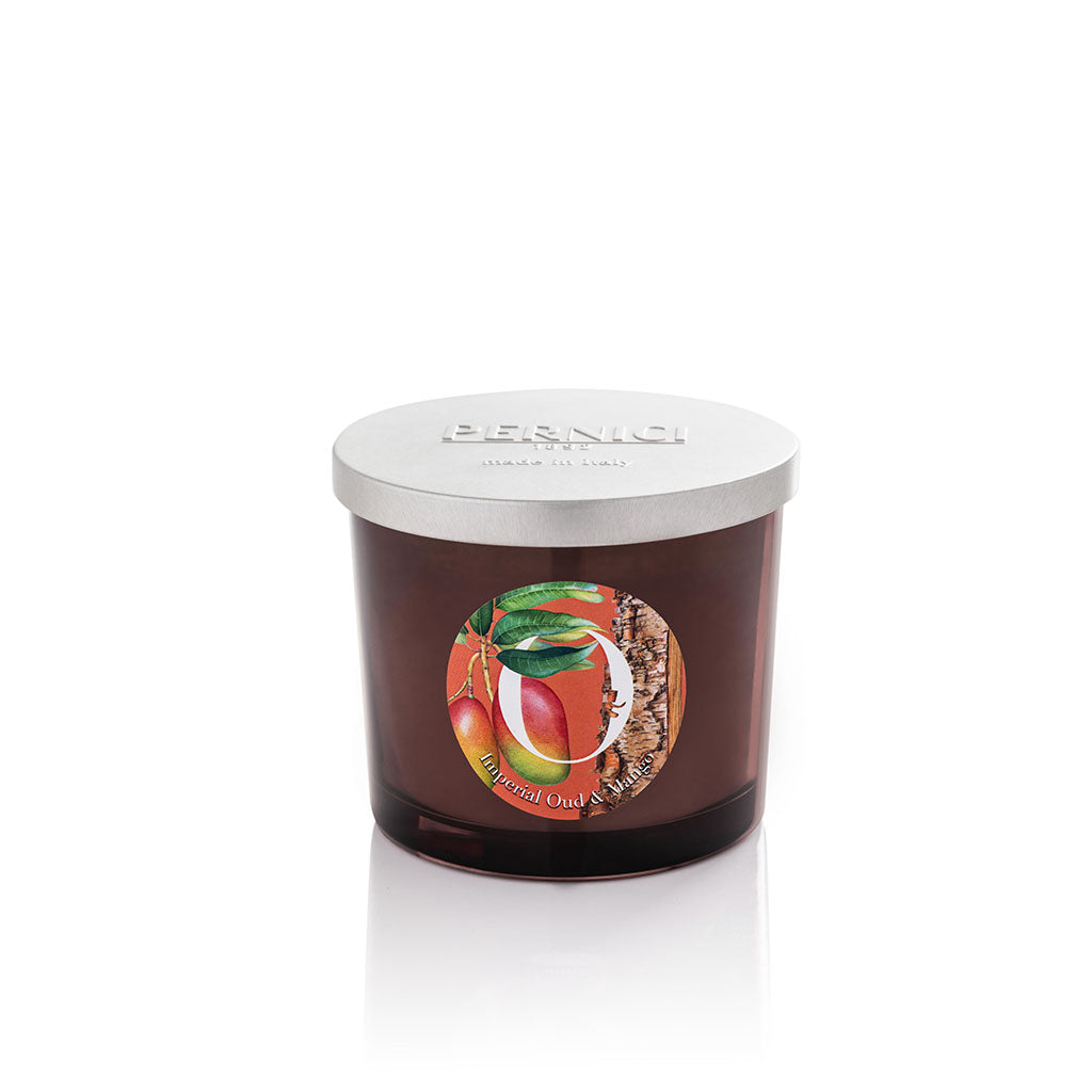 Candela profumata Elementi 200gr profumazione Imperial Oud & Mango di Pernici in still life.