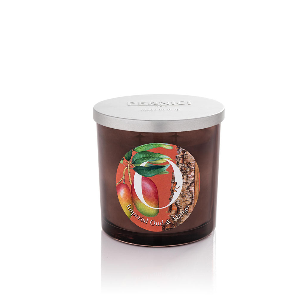 Candela profumata Elementi 350gr profumazione Imperial Oud & Mango di Pernici in still life.
