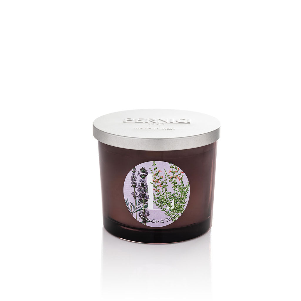 Candela profumata Elementi 200gr profumazione Lavender & Thyme di Pernici in still life.