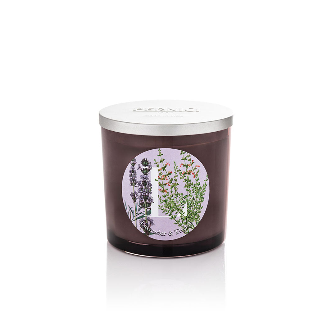 Candela profumata Elementi 350gr profumazione Lavender & Thyme di Pernici in still life.