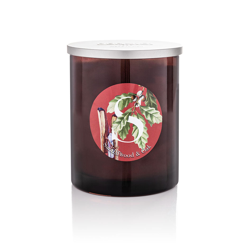Candela profumata Elementi 900gr profumazione Sandalwood & Oak di Pernici in still life.