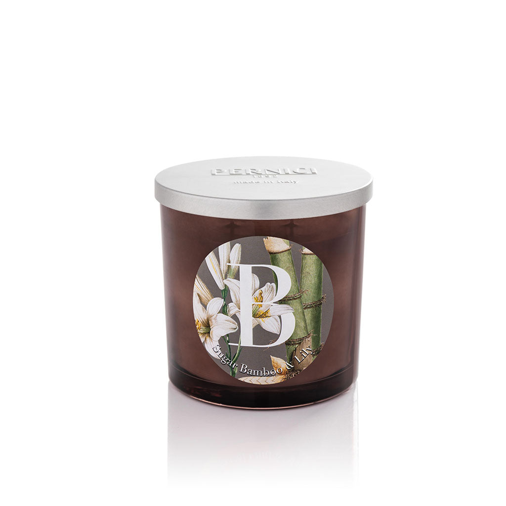 Candela profumata Elementi 350gr profumazione Sugar Bamboo & lily di Pernici in still life.