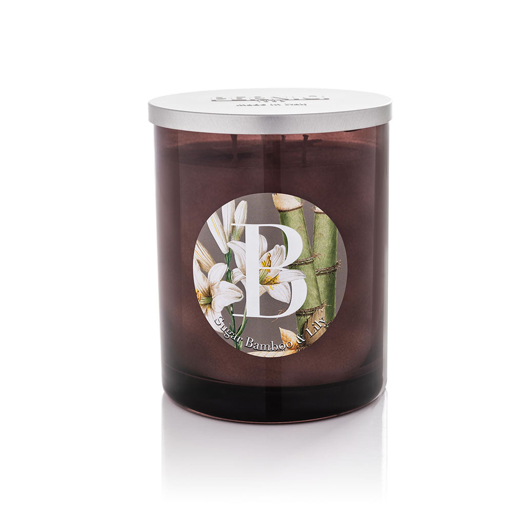 Candela profumata Elementi 900gr profumazione Sugar Bamboo & lily di Pernici in still life.