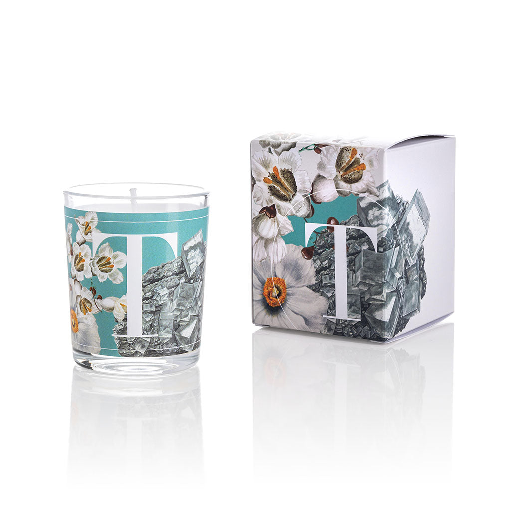 Candela profumata Elementi 70gr profumazione Talc & white flower di Pernici in still life con scatola.