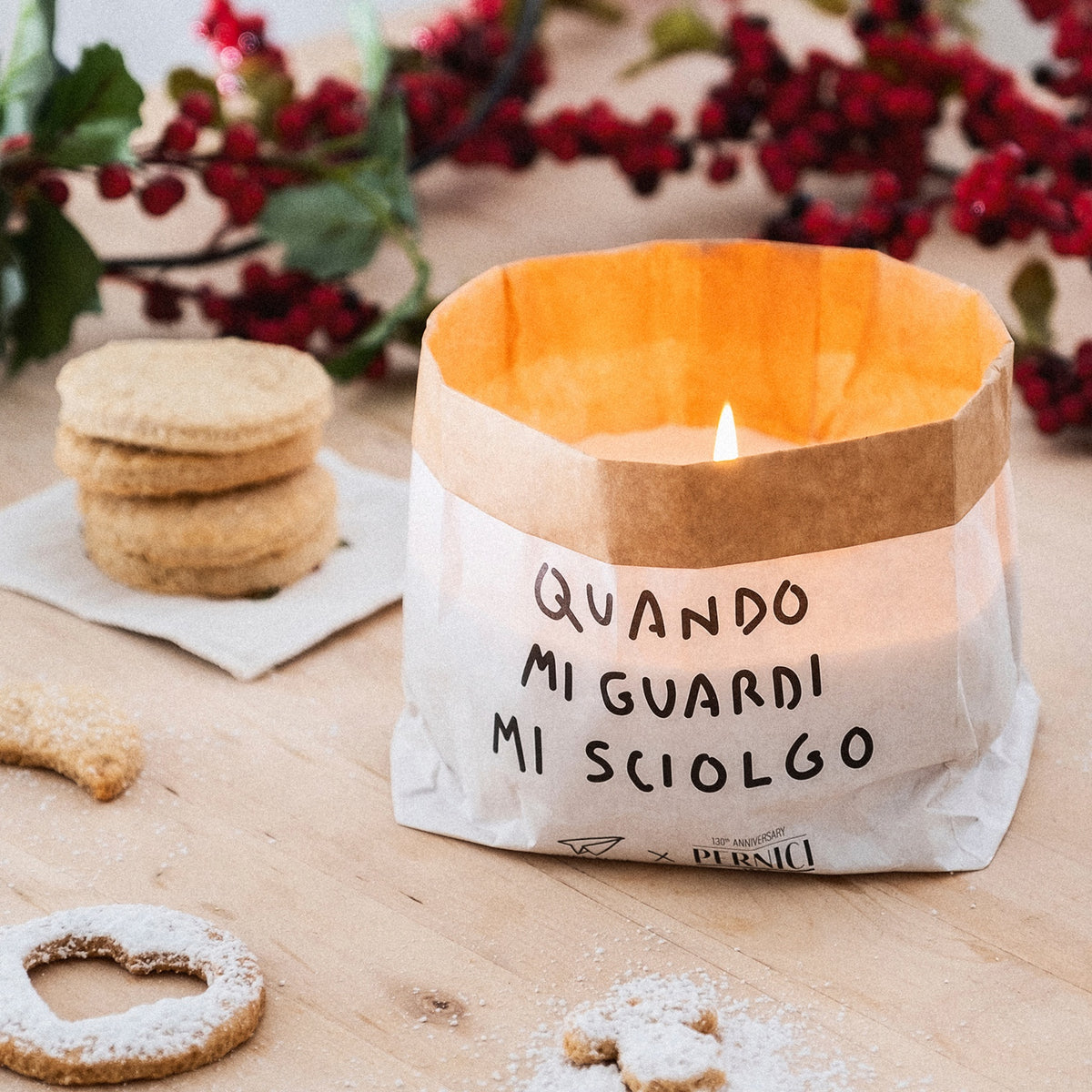 Candela profumata particolare “Pensieri Stropicciati – Vanilla & Milk” di Pernici, variante Quando mi guardi mi sciolgo in ambientazione d’arredo calda e accogliente.
