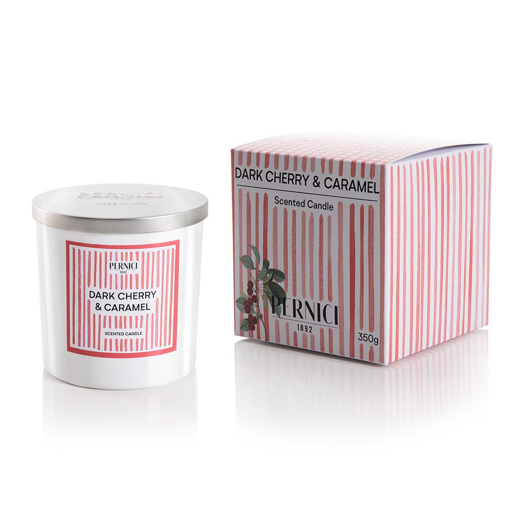 Candela profumata Summer 350g profumazione dark Cherry & Caramel di Pernici con scatola in still life.