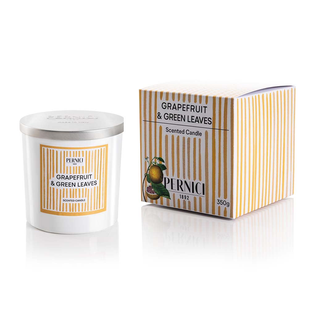 Candela profumata Summer 350g profumazione grapefruit & green leaves di Pernici con scatola in still life.