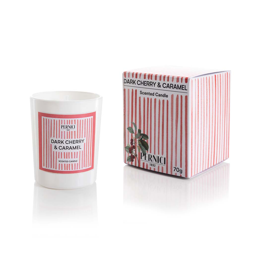 Candela profumata Summer 70g profumazione dark Cherry & Caramel di Pernici con scatola in still life.