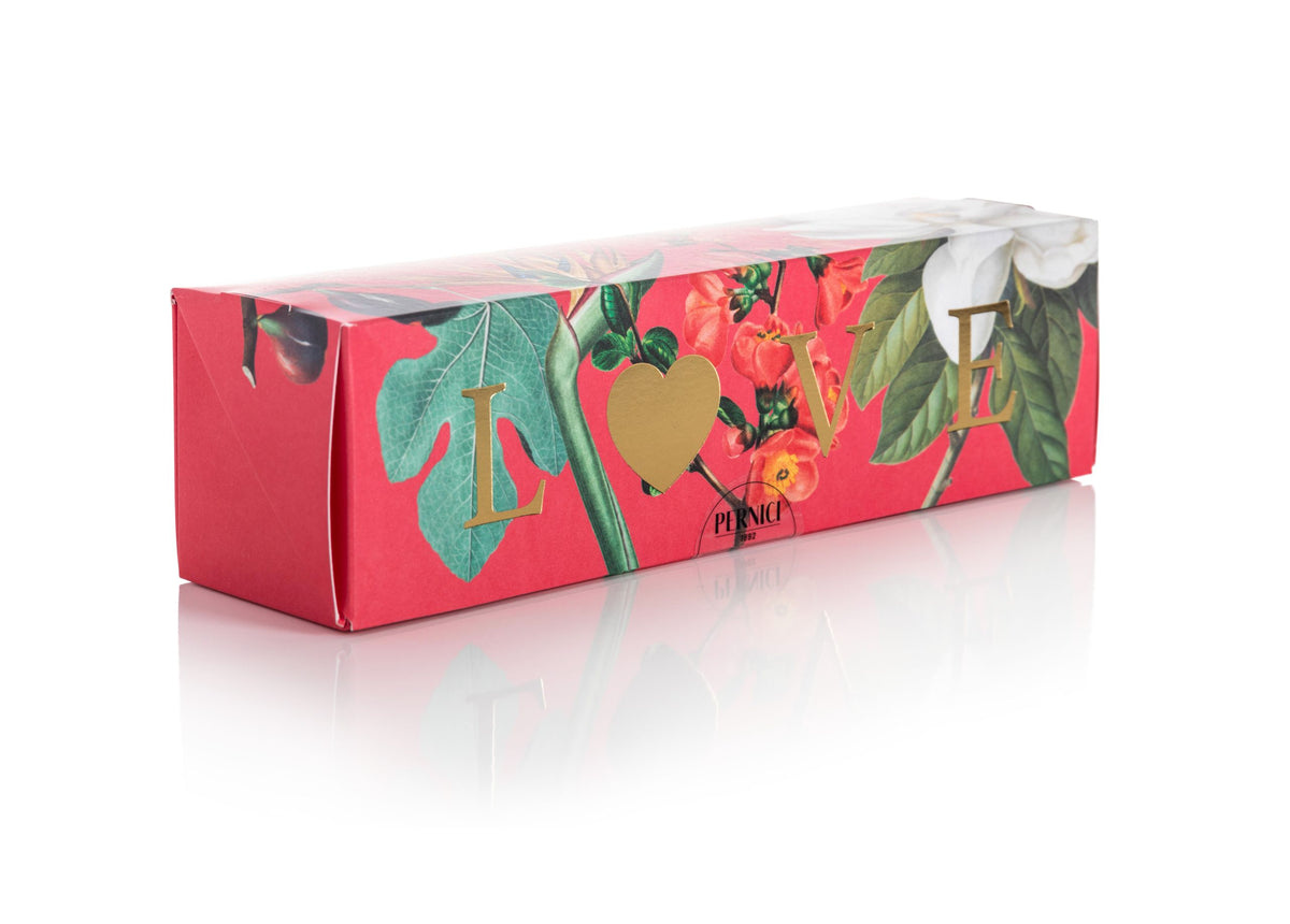 Candela profumata Capsule versione Love di Pernici in still life con scatola chiusa.