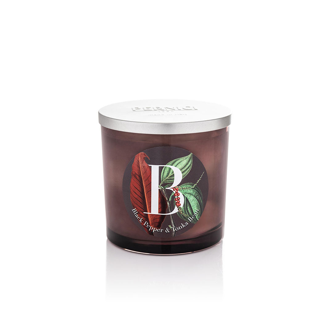 Candela profumata Elementi 350gr profumazione Black Pepper & Tonka Bean di Pernici in still life.