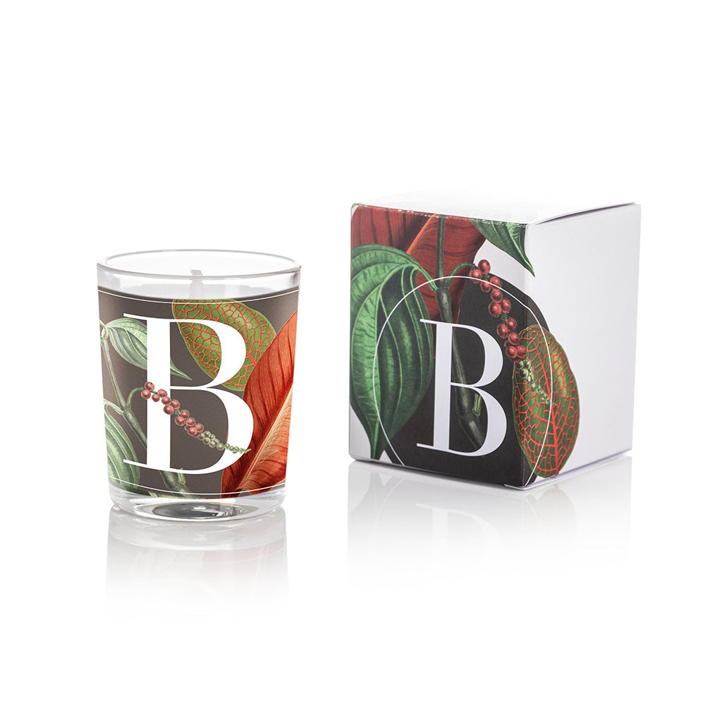 Candela profumata Elementi 70gr profumazione Black Pepper & Tonka Bean di Pernici con scatola in still life.