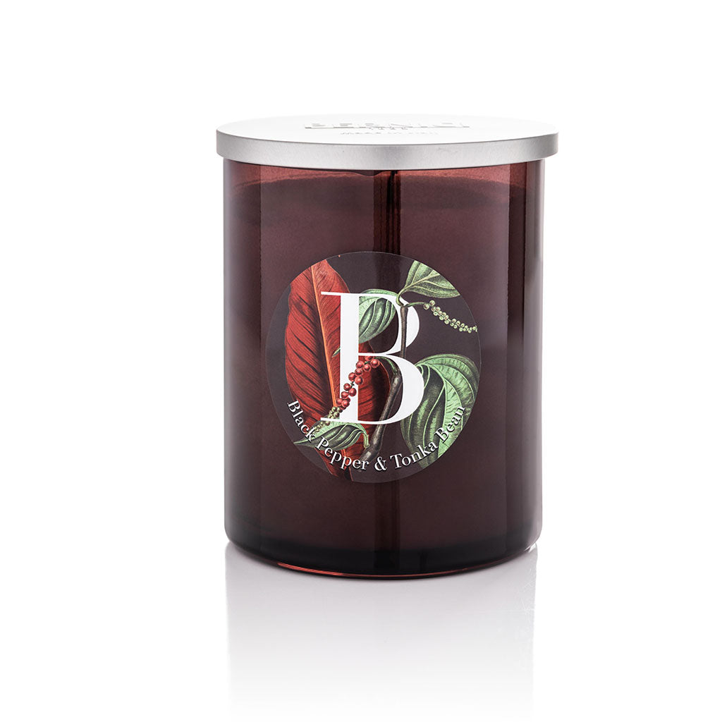 Candela profumata Elementi 900gr profumazione Black Pepper & Tonka Bean di Pernici in still life.