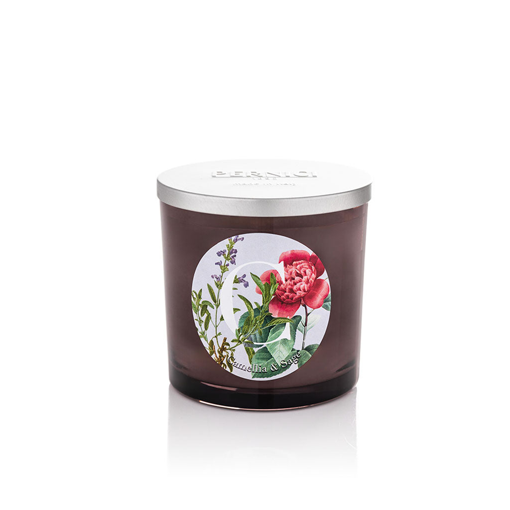 Candela profumata Elementi 350gr profumazione Camelia & Sage di Pernici in still life