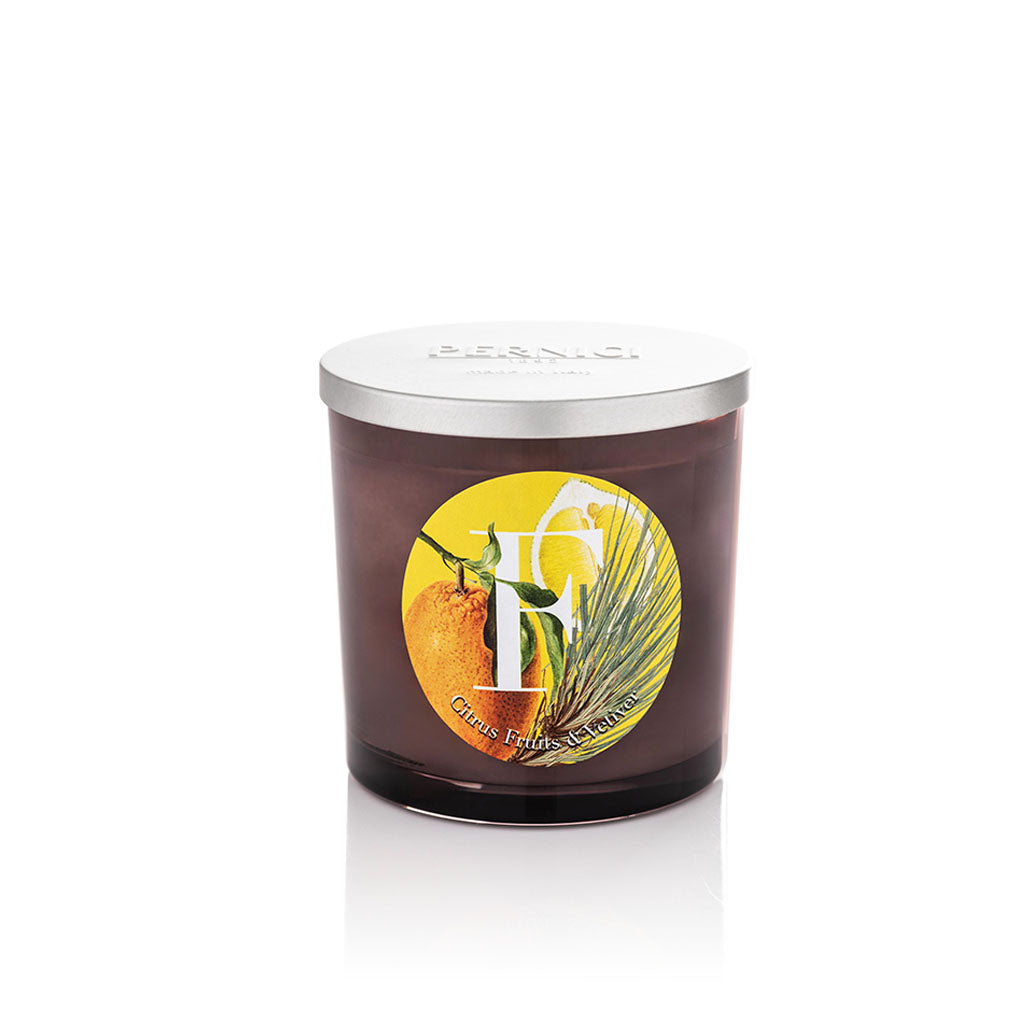 Candela profumata Elementi 350gr profumazione Citrus Fruit & Vetiver di Pernici in still life.