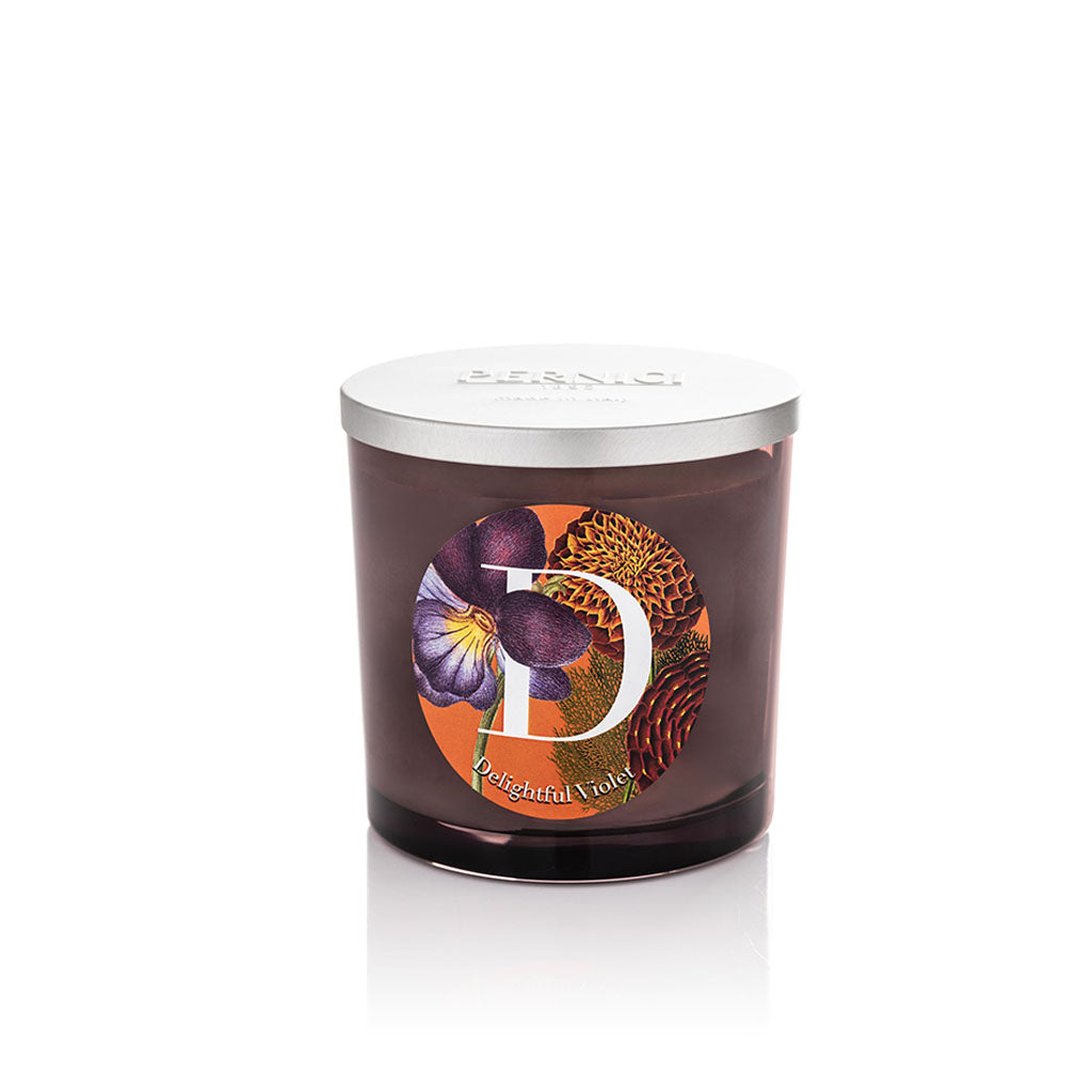 Candela profumata Elementi 350gr profumazione Delightful Violet di Pernici in still life.