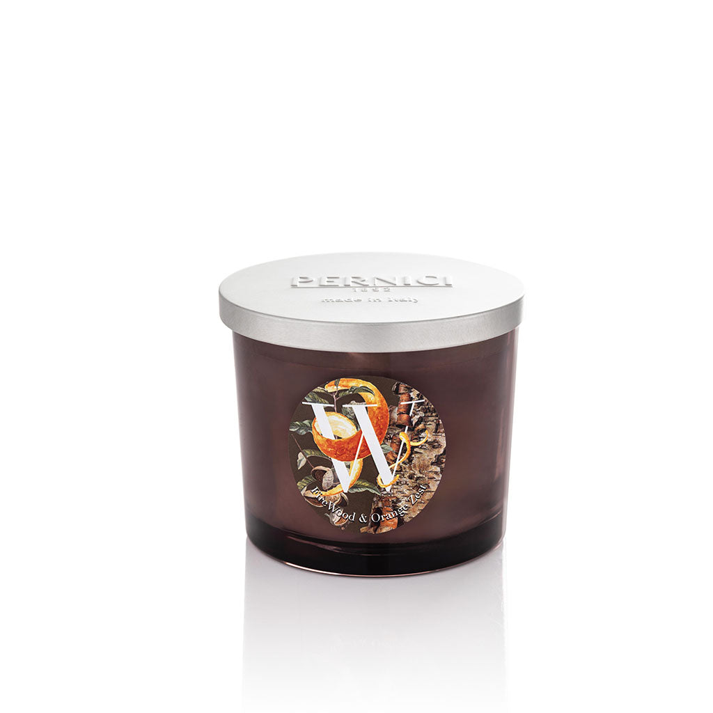 Candela profumata Elementi 200gr profumazione Fire Wood & Orange Zest di Pernici in still life.
