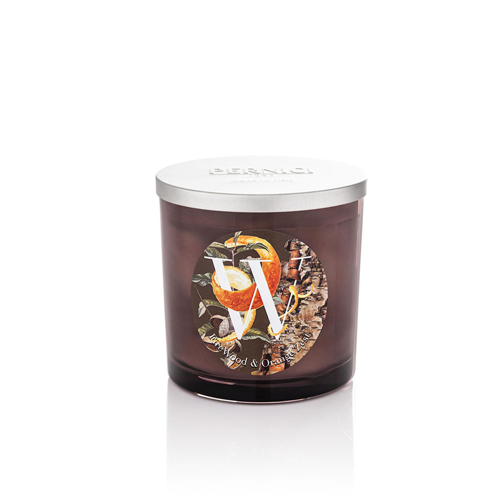 Candela profumata Elementi 350gr profumazione Fire Wood & Orange Zest di Pernici in still life.