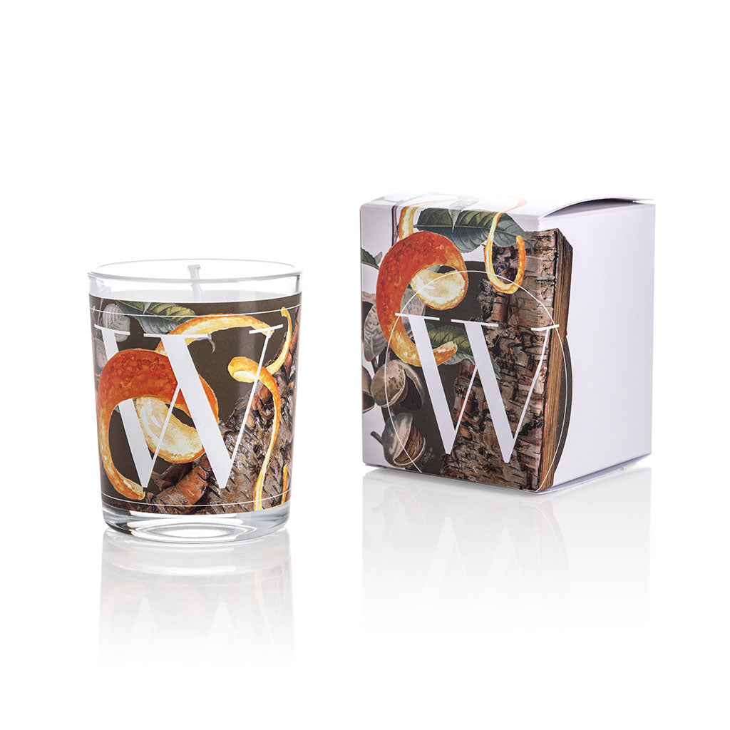 Candela profumata Elementi 70gr profumazione Fire Wood & Orange Zest di Pernici in still life con scatola.