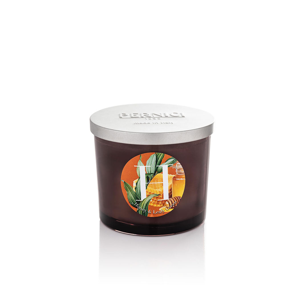 Candela profumata Elementi 200gr profumazione Honey & Leafy Green di Pernici in still life.