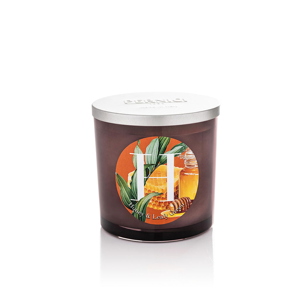 Candela profumata Elementi 350gr profumazione Honey & Leafy Green di Pernici in still life.