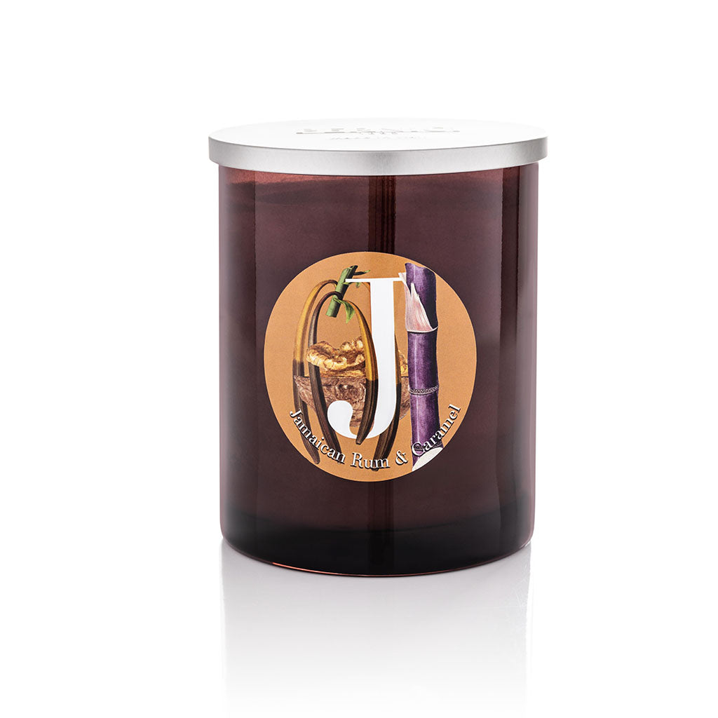Candela profumata Elementi 900gr profumazione Jamaican Rum & Caramel di Pernici in still life.