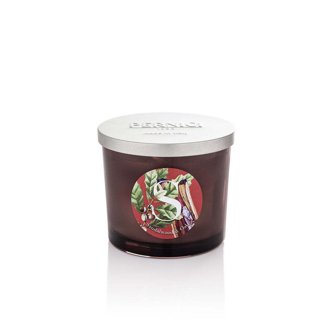 Candela profumata Elementi 200gr profumazione Sandalwood & Oak di Pernici in still life.