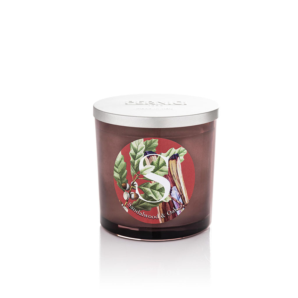 Candela profumata Elementi 350gr profumazione Sandalwood & Oak di Pernici in still life.