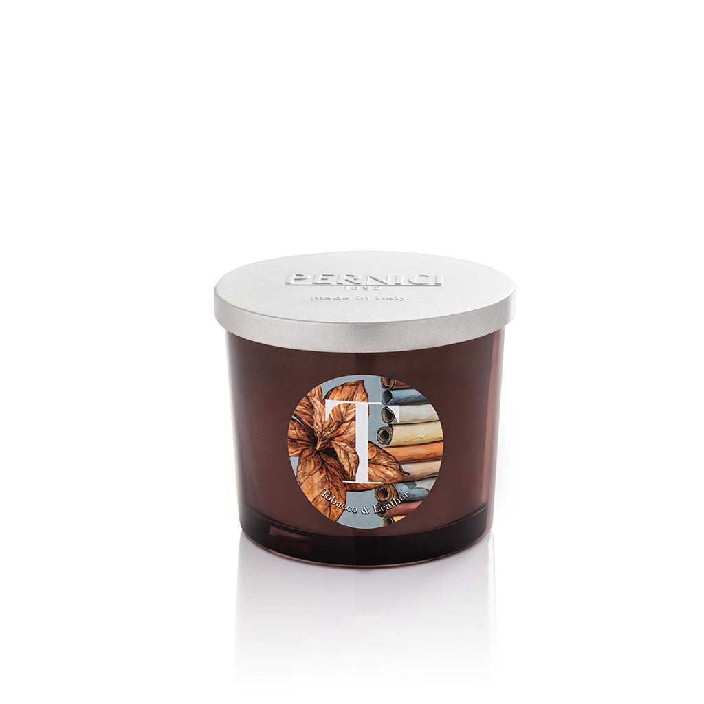 Candela profumata Elementi 200gr profumazione Tobacco & Leather di Pernici in still life.