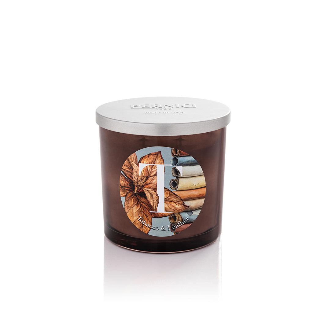 Candela profumata Elementi 350gr profumazione Tobacco & Leather di Pernici in still life.