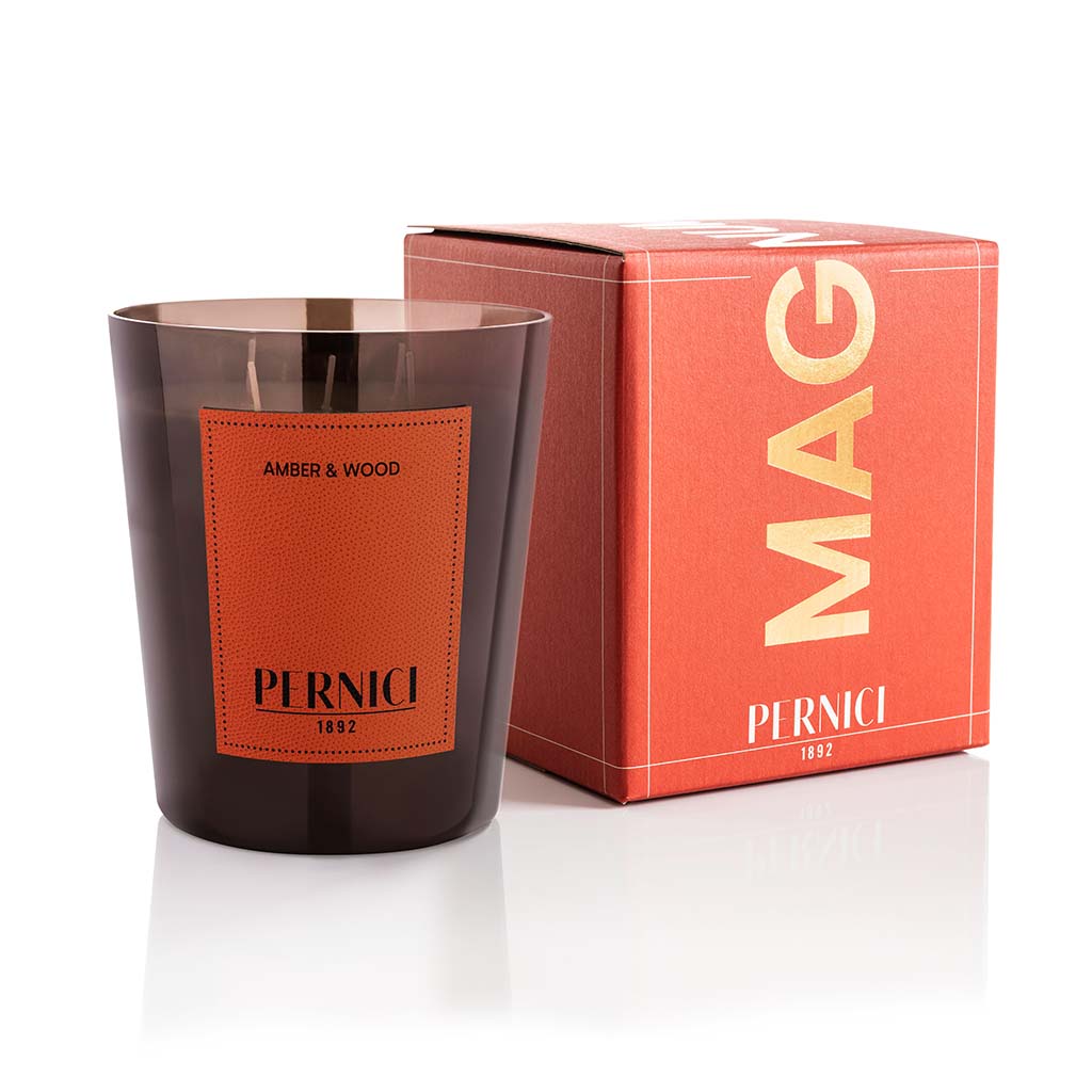 Candela profumata Magnum Amber & Wood di Pernici, in still life con scatola.