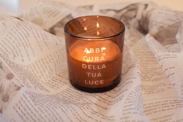 candele-profumate-words-lights-abbi-cura-di-te-pernici-ambientata