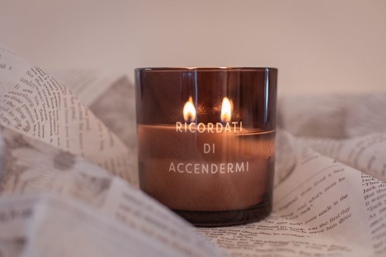 candele-profumate-words-lights-ricordati-di-me-pernici-ambientata