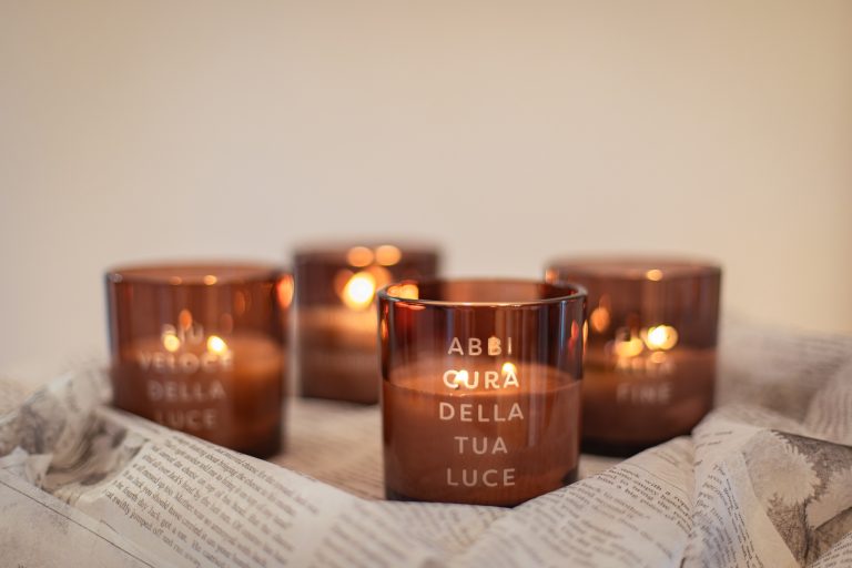 candele-profumate-words-lights-pernici-ambientata-ver